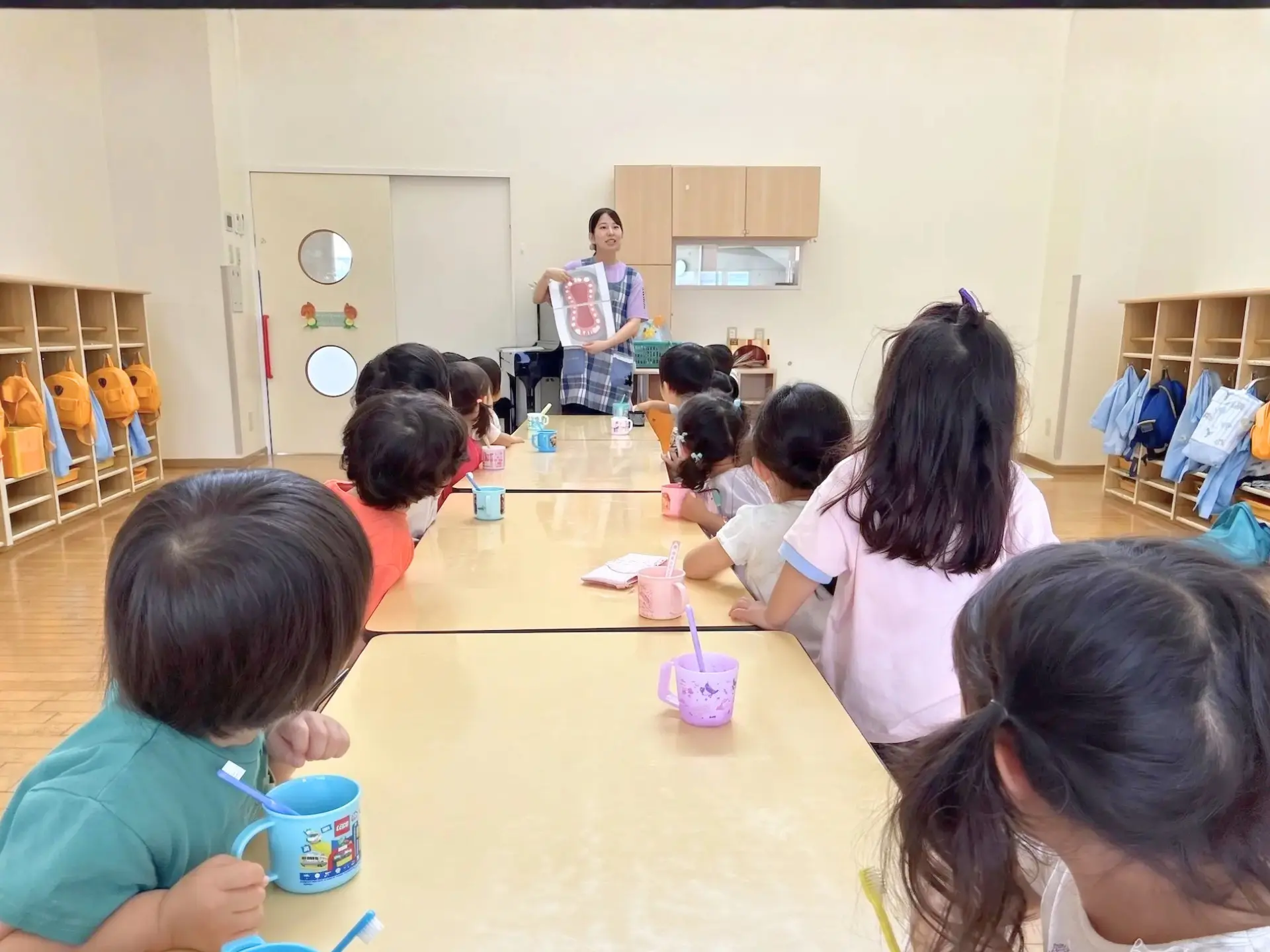 自然と触れ合う園児