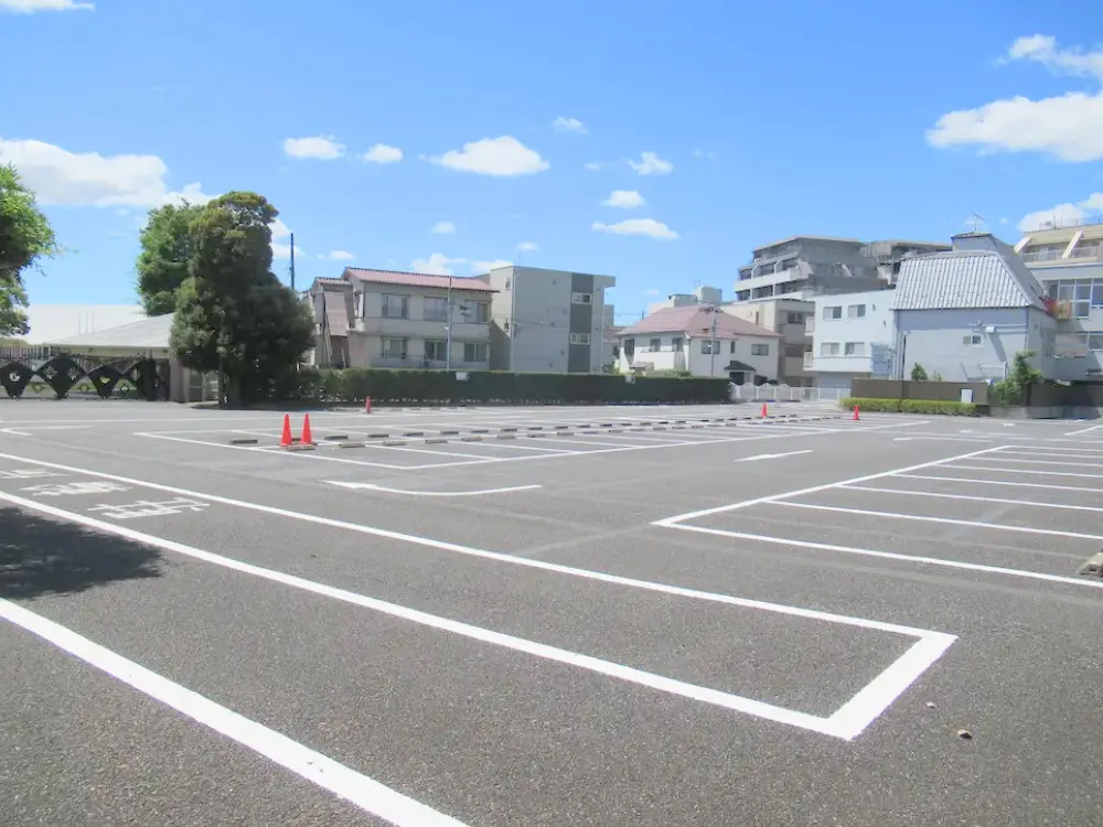 正門・駐車場